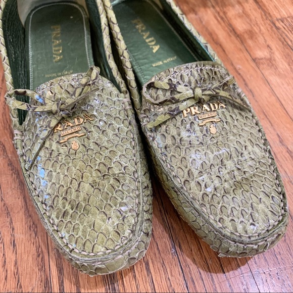 ⚡️⚡️⚡️ PRADA Green Snakeskin Loafers with Gold Logo - Picture 2 of 6